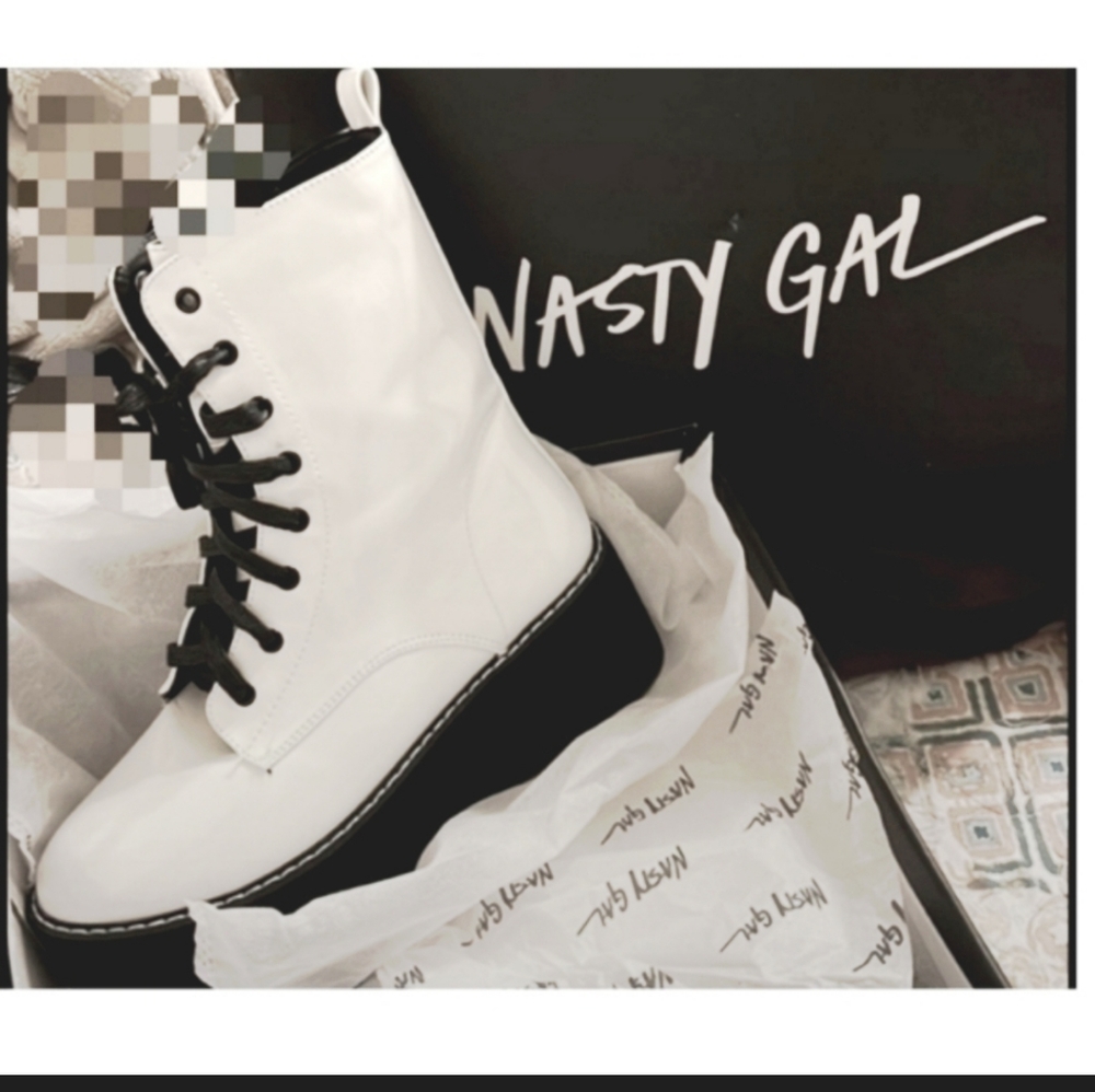 🌺NWT. TRENDY= PLATFORM BOOTS. *Patent Faux White Leather.